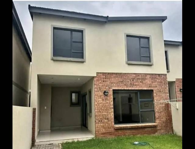 3 BEDROOM TOWNHOUSE FOR SALE IN BEN FLEUR
